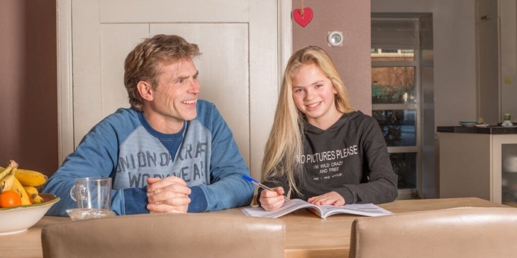 meisje en vader maken oefeningen