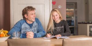 meisje en vader maken oefeningen