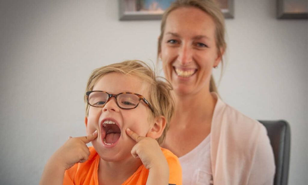 moeder en zoon lachen