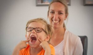 moeder en zoon lachen