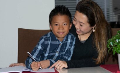 moeder en zoon opdrachten maken werkboek