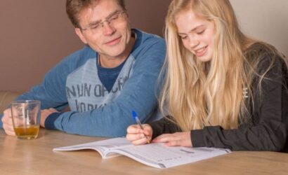 vader en dochter oefenen aan de tafel