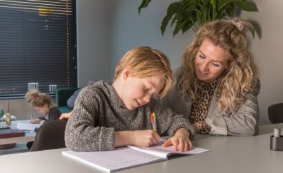 zoon moeder dochter schoolwerk oefenen