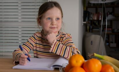 Meisje denkt na over opdracht in werkboek