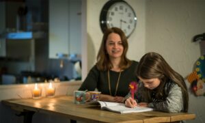 dochter en moeder maken oefeningen keukentafel