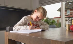 meisje keukentafel opdrachten werkboek