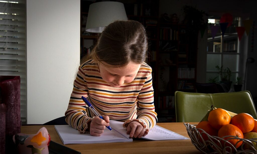 meisje schrijven werkboek