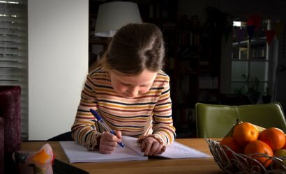 meisje schrijven werkboek