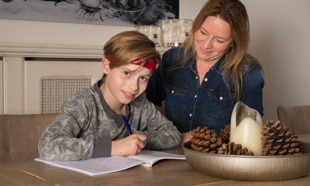 moeder en zoon maken huiswerk