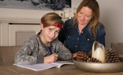 moeder en zoon maken huiswerk