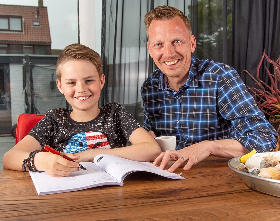 vader helpt zoon met huiswerk