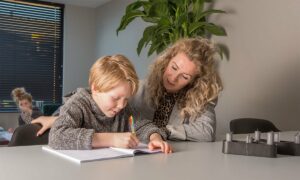 moeder helpt kinderen met leren