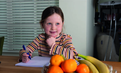 basisschoolleerling maakt opdrachten aan de keukentafel