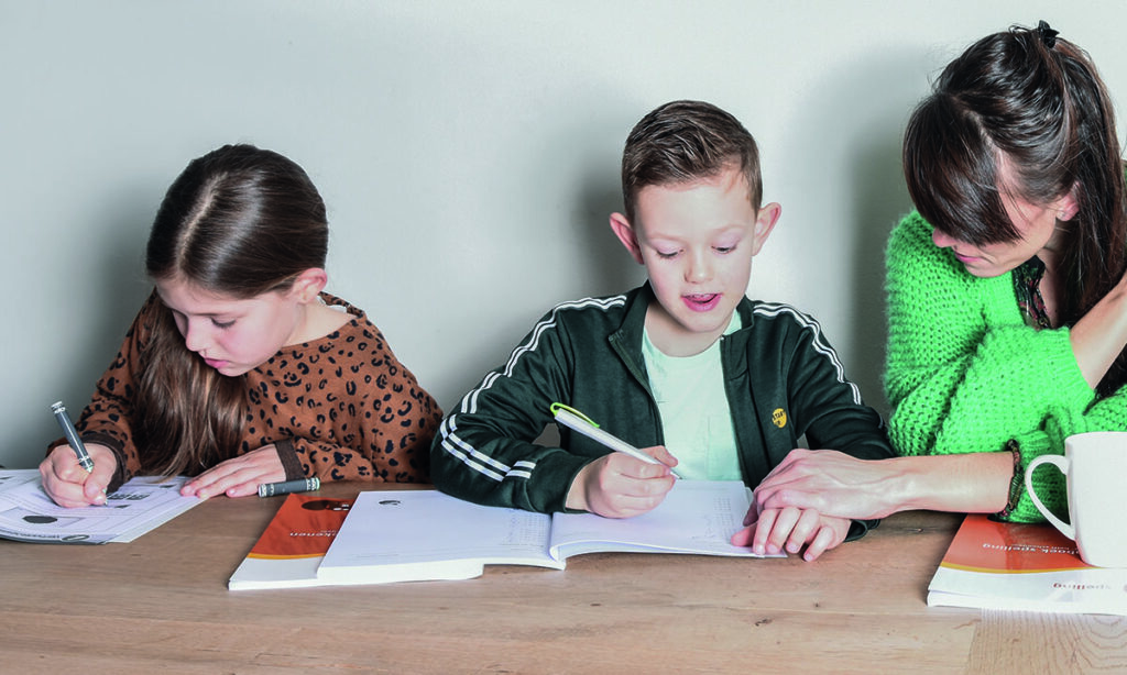 moeder met kinderen maken oefeningen voor school
