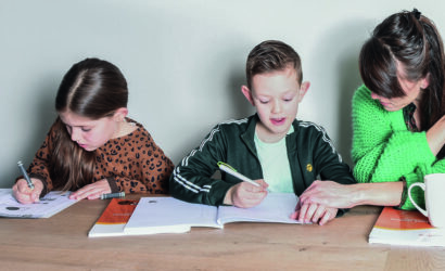 moeder met kinderen maken oefeningen voor school