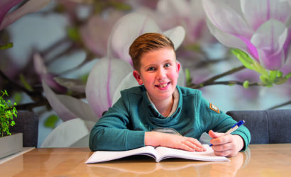 scholier maakt schoolopdrachten aan eettafel