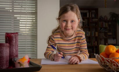 meisje aan tafel met werkboek