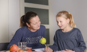 moeder en dochter maken schoolopdrachten