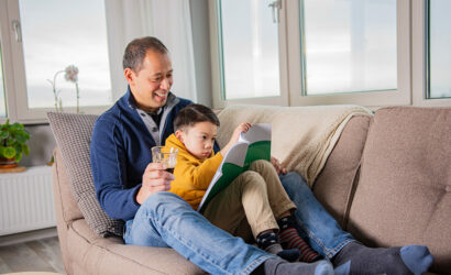 vader en zoon lezen op de bank