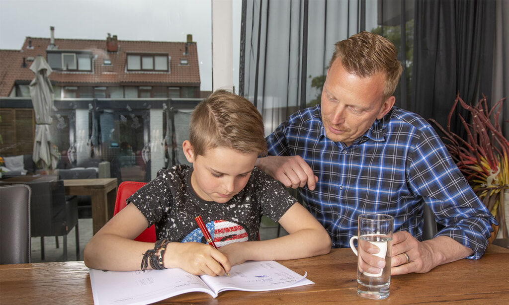 vader en zoon werken aan opdrachten