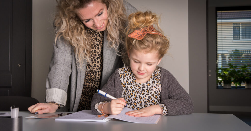 leerlijn motoriek groep 1 2 meisje en moeder