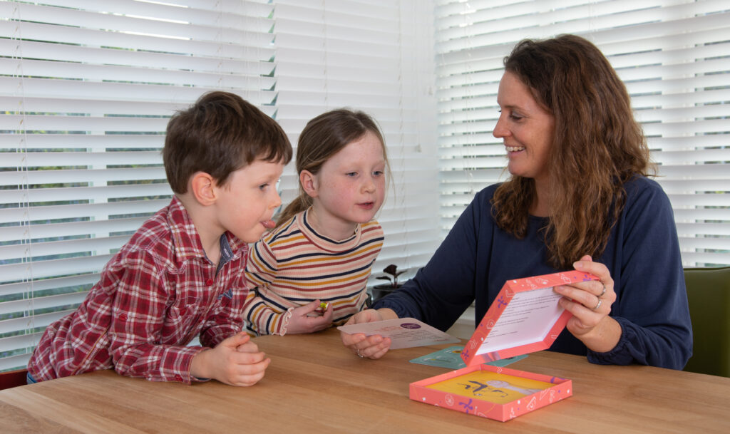 Moeder en kinderen spelen