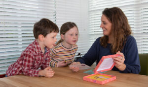 Moeder en kinderen spelen